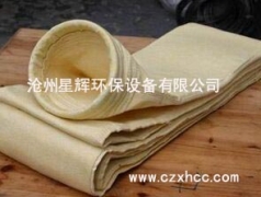 亞克力除塵布袋化學(xué)名均聚丙烯腈，用它為原料經(jīng)針刺法制成氈,然后經(jīng)過(guò)特殊的拒水處理從而得到亞克力中溫抗水解針刺過(guò)濾氈，產(chǎn)品透氣量14m3/m2·min