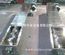 本公司自行設(shè)計(jì)的各種規(guī)格不銹鋼螺旋輸送機(jī)，其整體剛性好、運(yùn)轉(zhuǎn)平穩(wěn)、易對(duì)中、密封可靠，不銹鋼有軸螺旋機(jī)的螺旋軸一般采用兩端部滾動(dòng)軸承支承（滾動(dòng)軸承采用國(guó)內(nèi)外的優(yōu)質(zhì)產(chǎn)